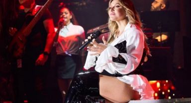 Hadise, konserinde frikik yakalamaya çalışan kameramana ayar verdi