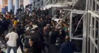 İranlı şarkıcı Moein'in van konserinde izdiham: Cam kapılar kırıldı, ezilme tehlikesi yaşandı