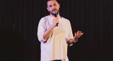 Sevgilisinin sergisi için kamera karşısına geçen Uraz Kaygılaroğlu, pozlarından dolayı linç ediliyorcf