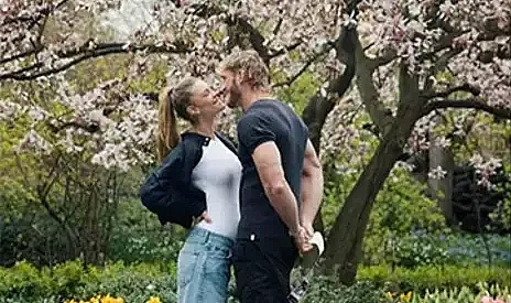 Ünlü model Nina Agdal anne oluyor