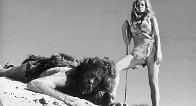 Ünlü oyuncu Raquel Welch'in kostümleri ve takıları 1 milyon dolara satıldı
