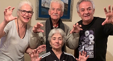 Zafer Algöz, anne ve babası 24 gün arayla yaşamını yitirdi