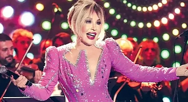 Sahne alan 78 yaşındaki Emel Sayın genç kızlara taş çıkardı