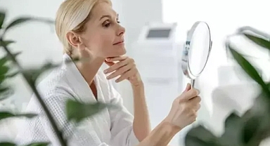 ABD'li doktor gençliğin sırrını açıkladı: Kırışıklıkları ütü gibi düzleştiriyor, gece sürünce sabah 10 yaş genç uyanabilirsiniz