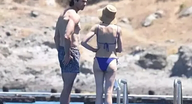 Hande Ataizi ve Dinç Aydoğdu deniz ve güneşin tadını çıkardı! Kaslı vücudu sporcuları aratmadı