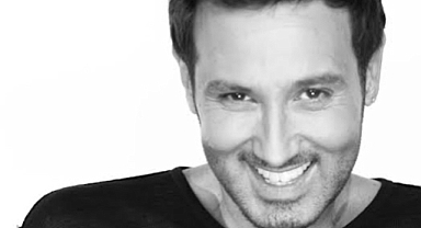 Ünlü sanatçı Metin Arolat geçirdiği kalp krizi sonucu hayatını kaybetti.