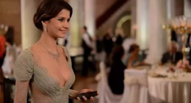 Beren Saat sütyen-gömlek kombiniyle katıldığı davete damga vurdu