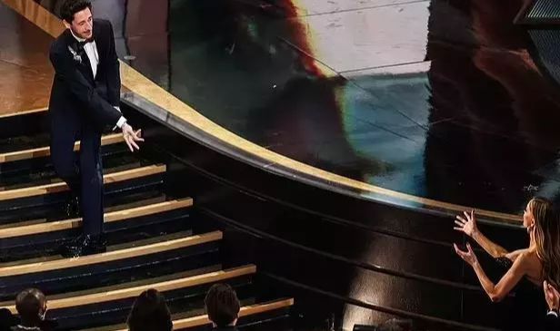Adrien Brody'den Oscar ödülünü alırken mide bulandıran hareket