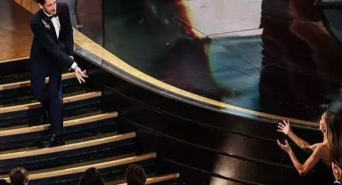 Adrien Brody'den Oscar ödülünü alırken mide bulandıran hareket