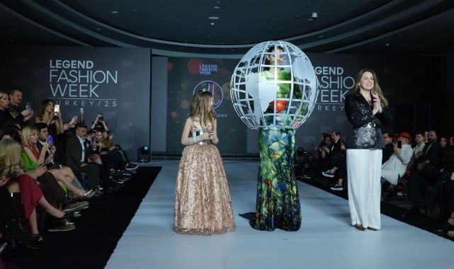ÜNLÜ TASARIMCI İNNA MİKHAYLOVA, LEGEND FASHION WEEK’TE TASARIMLARIYLA BÜYÜLEDİ
