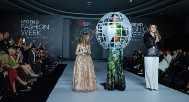 ÜNLÜ TASARIMCI İNNA MİKHAYLOVA, LEGEND FASHION WEEK’TE TASARIMLARIYLA BÜYÜLEDİ
