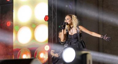 Azerbaycan'ın Lady Gaga'sı Elyane Arslan'dan "Pembe Rock" Sürprizi!