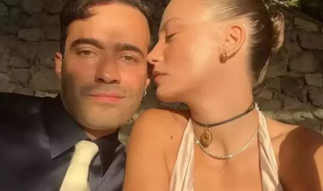 Serenay Sarıkaya ve Mert demir havalimanında dudak dudağa