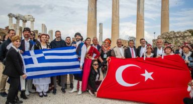 Uluslararası Manavgat Girit’ten Side’ye Kültür ve lezzet festivali başladı: Akdeniz’in sıcak kanlı çocukları Side’de buluştu