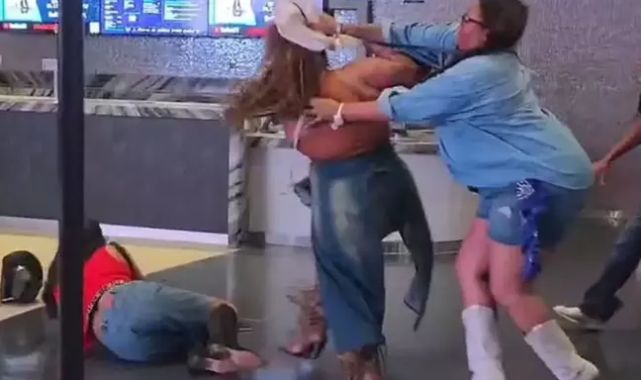 Ünlü şarkıcının konserinde VIP misafirler arasında şiddetli kavga çıktı