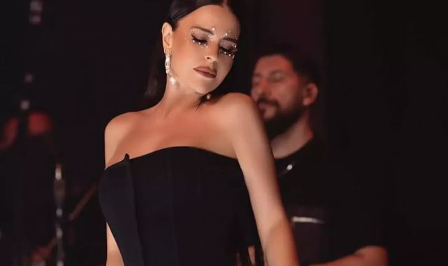Ablasının ölümüyle sarsılan Simge Sağın, sahnede zor anlar yaşadı