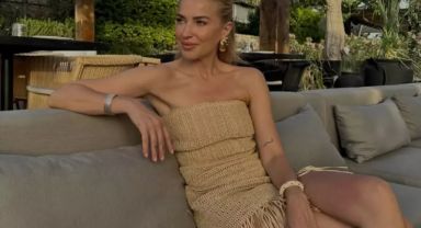 Burcu Esmersoy'dan bikinili şov! Peş peşe 6 farklı modelle kamera karşısında