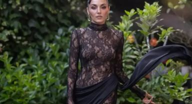 Hande Erçel derin yırtmaçlı cesur elbisesiyle geceye damga vurdu