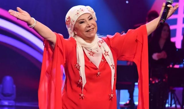 68 yıllık sanat yolculuğu defileyle taçlandı: Bedia Akartürk gözyaşlarını tutamadı