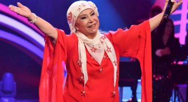 68 yıllık sanat yolculuğu defileyle taçlandı: Bedia Akartürk gözyaşlarını tutamadı