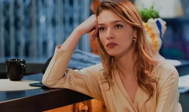 Plajda şıklık yarışı! Melisa Döngel cesur elbisesiyle sahile damga vurdu