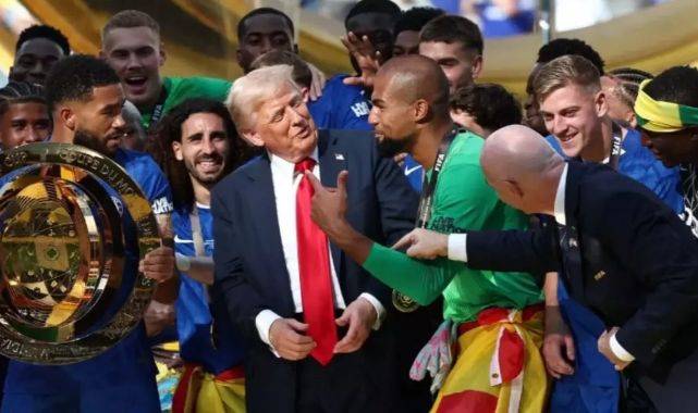 Trump, uyarılara rağmen sahneden inmedi; Futbolcular ile kupayı kaldırdı!