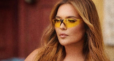 Demet Akalın’dan Alaçatı’da Muhteşem Açılış! Monarch Beach Coşkusuna Hazır Olun