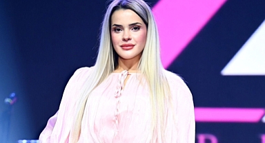 EZGİ AKIN İLK DEFA PODYUMDA BÜYÜLEDİ