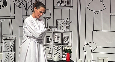 GOGOL’UN KÜLT ESERİ “BİR DELİNİN HATIRA DEFTERİ” İLK KEZ BİR KADIN OYUNCU YORUMUYLA SAHNEDEYDİ…