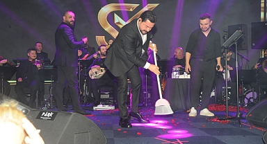 SERKAN KAYA SAHNENİN TOZUNU ALDI!